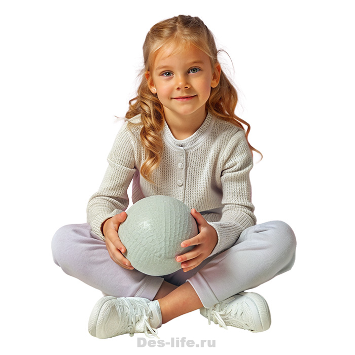 Девочка сидит с мячом - реалистичный клипарт на прозрачном фоне