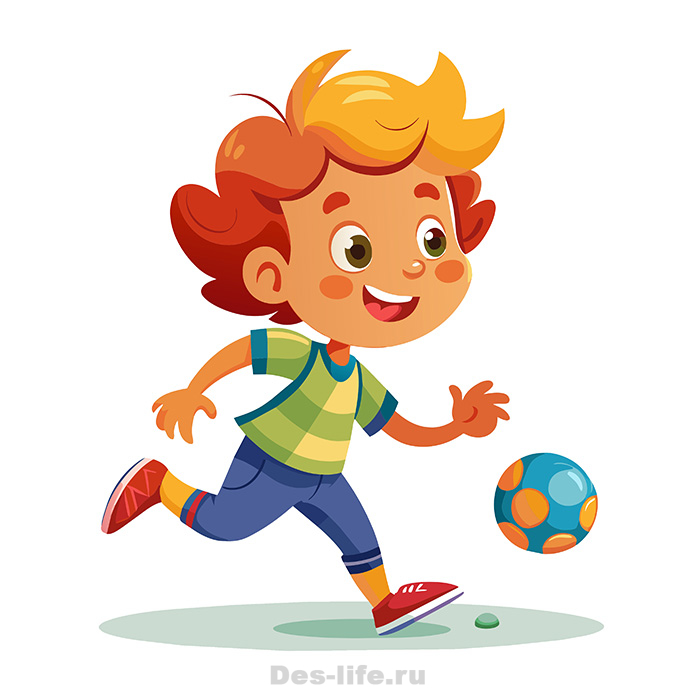 Маленький мальчик бежит за мячом