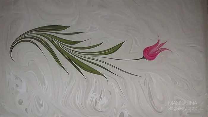 Тюльпан, нарисованный в технике Эбру